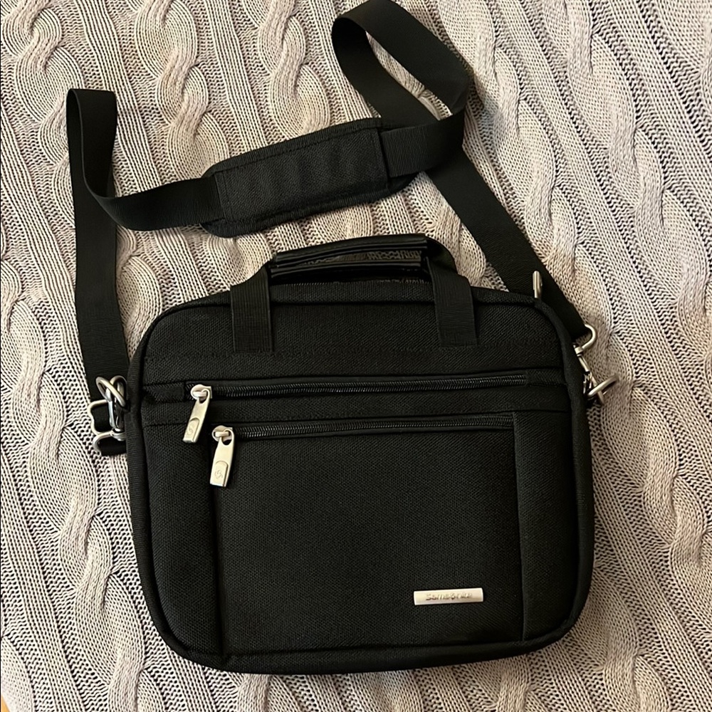 Samsonite Black Laptop Bag with Adjustable Strap and Durable Design